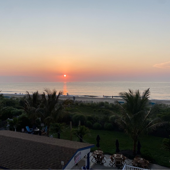 ALL ITEMS COME FROM A SMOKE FREE HOME - Picture 2 of 6